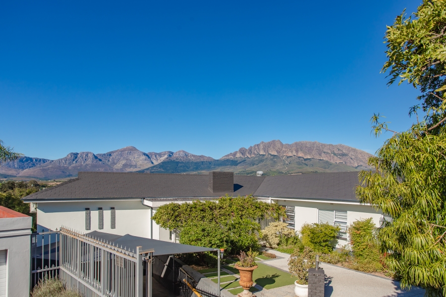 5 Bedroom Property for Sale in Uitsig Western Cape